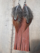 Load image into Gallery viewer, Leather, feathers & Adventurine jewelry set