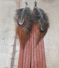 Load image into Gallery viewer, Leather, feathers & Adventurine jewelry set
